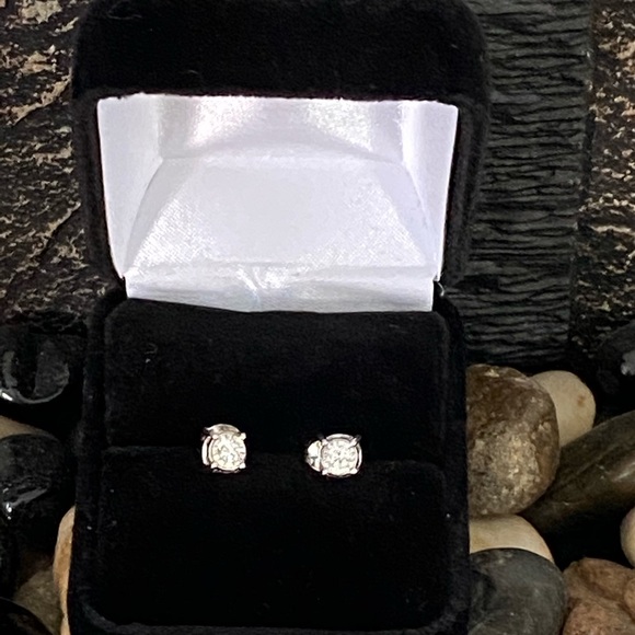 Diamond studs in 14k white gold - Picture 9 of 11